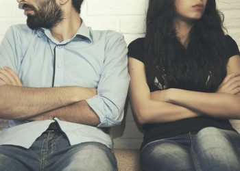 Una mujer le tiró el celular a su pareja durante una discusión, le pegó en la cabeza y lo mató