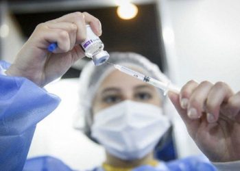 Vacunación: un joven denunció que le dieron una combinación que no está aprobada en el mundo