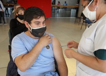 Vacunas tiradas: si recibiste este WhatsApp, es falso