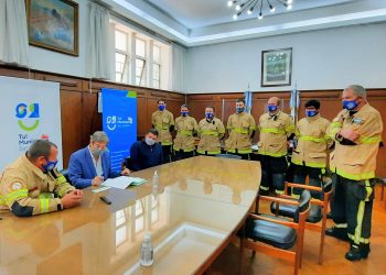 El intendente Félix entregó más de 500.000 pesos a los Bomberos Voluntarios de Salto de las Rosas para ayudar a solventar gastos