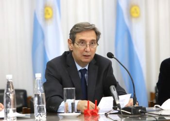 Fuerte choque en pleno cruce con semáforos