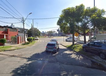 Conmoción en Buenos Aires: un nene llamó al 911 para avisar que sus padres “estaban tirados en el fondo” de su casa