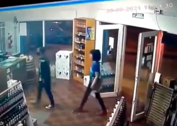 Una pareja quedó filmada cuando hurtó un carísimo whisky de una licorería