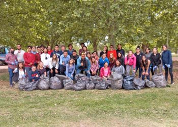 A través de la modalidad de plogging, estudiantes de la UNCuyo recolectaron residuos en el Parque Norte