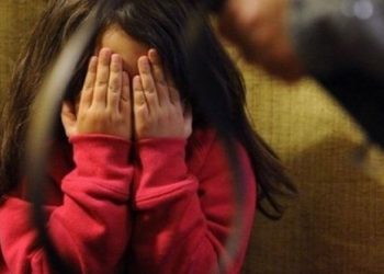 Diez años después, mandan a juicio a un hombre por abusar de su hija y a las amiguitas que la visitaban