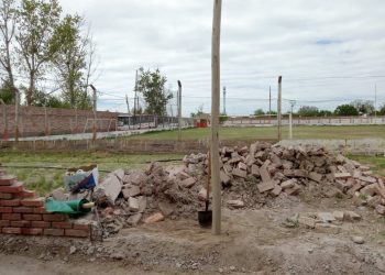 El viento de ayer causó la caída de una pared del club El Porvenir