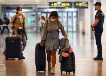 Éxodo de jóvenes : emigran del país más de 100 argentinos por día