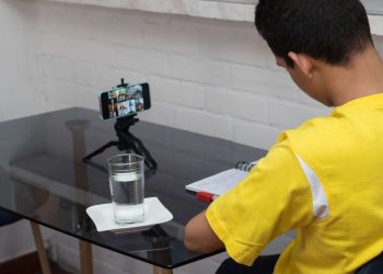 Huérfanos digitales: cuando los adultos cambian a sus hijos por la tecnología