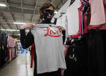 La difícil experiencia de comprar ropa para los mendocinos ciegos