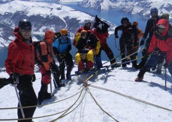 La historia del chileno que llegó a la cumbre de un volcán en silla de ruedas (y al que, 10 años después, vuelve caminando)