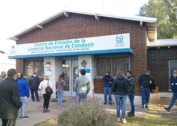 La oficina de licencias de conducir trabaja a fondo para normalizar la entrega