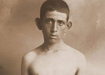 La siniestra historia del pequeño asesino serial de niños y la leyenda negra sobre su tumba profanada