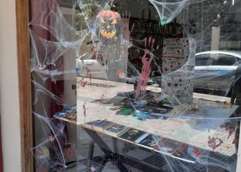 Modo Halloween: la biblioteca Moreno organizó su vidriera “de terror”