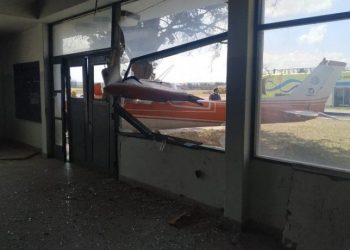 Neuquén: un piloto perdió el control en tierra de una avioneta y la estrelló contra un edificio
