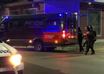 Toma de rehenes y cerca de 300 disparos en Buenos Aires: el agresor mató a su amigo y luego fue abatido por la policía