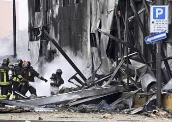 Tragedia aérea en Italia: 8 muertos al estrellarse un avión contra edificio cerca de Milán