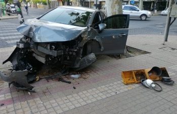 Un playero borracho se llevó el auto de un turista: se la dio contra un poste en pleno Centro de Mendoza