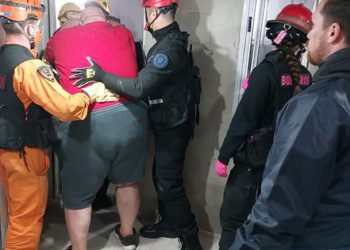 Usan un autobomba para trasladar a un prófugo que pesa 200 kilos