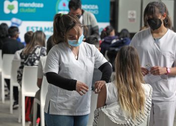 Vacunación a menores de 12 a 17 años: llegan más dosis de Pfizer a Mendoza