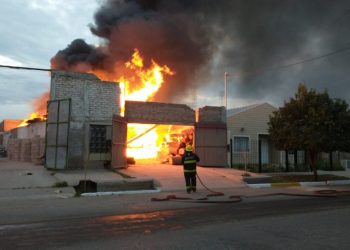 Video: tremendo incendio destruyó una carpintería en San Carlos