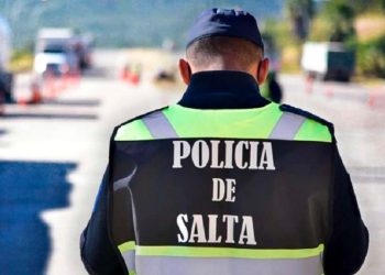 Aberrante: una mujer fue abusada por el policía que debía cuidarla de un hombre que la amenazaba