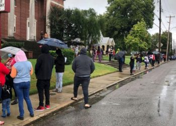 Pánico en una primaria de EEUU: un chico de 13 años hirió gravemente de un balazo a otro y se entregó