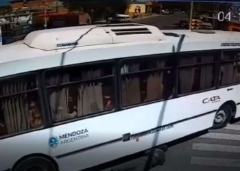 Milagro en San Carlos: un hombre iba en bicicleta, un colectivo lo atropelló y salió caminando