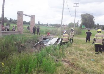 Bomberos de Salto de las Rosas ayudaron a un hombre que volcó con su auto