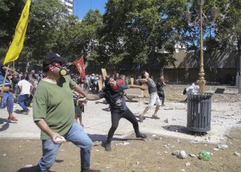 Condenaron a prisión a dos manifestantes que atacaron el Congreso en 2017 mientras se debatía la reforma previsional