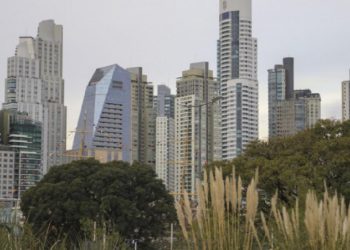 Cuántos años de trabajo se necesitan para comprar un departamento en las principales ciudades del mundo y en Argentina
