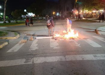 El Bolsón: manifestantes atacaron a turistas con piedras y rompieron un camión de bomberos tras la muerte de un joven en una toma mapuche
