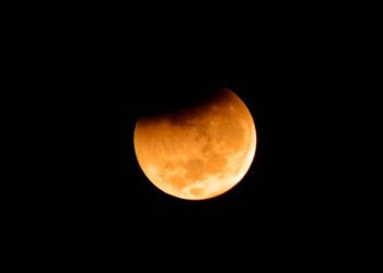 El eclipse lunar más largo del siglo llega este viernes: en qué lugares se podrá ver y a qué hora