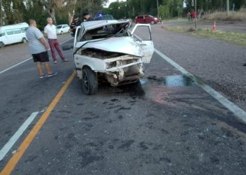 Chocaron de frente dos automóviles en Atuel Norte