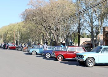Gran exposición de autos clásicos en el Paseo Rawson