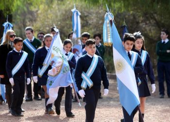 La DGE emitió el reglamento para la designación de abanderados del nivel secundario