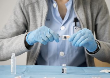 Por qué se lograron en meses las vacunas contra el COVID y aún no hay una para el VIH