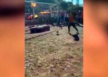 Velorio viral en Tucumán: le patearon penales a un muerto en un cajón