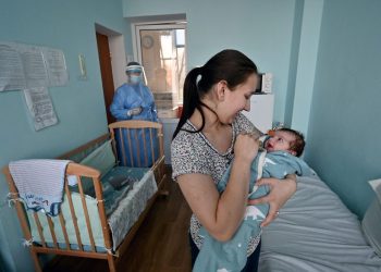 “Es duro cuando a tu bebé le falta el aire”: la nueva ola de Covid golpea a los más chicos en algunas regiones de Europa