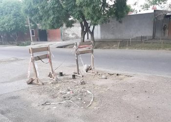 Reclaman por dos pozos en el asfalto producidos por pérdidas de agua