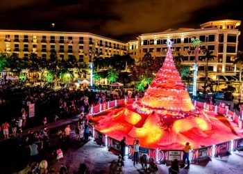 «Sandi Tree»: el tradicional árbol de Navidad que mide diez metros de altura y está hecho de arena