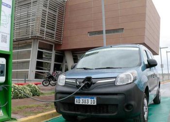 Autos eléctricos: instalarán estaciones de carga en locales de comidas rápidas