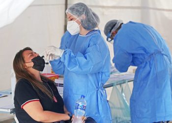 Crecen exponencialmente los casos de Ómicron, pero sería menos peligrosa que las otras variantes