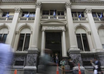 El Banco Central analiza aplicar una suba de tasas
