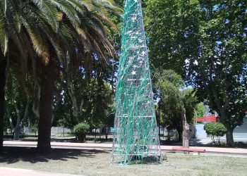 Construyeron un árbol de Navidad de casi 10 metros de altura con material reciclado