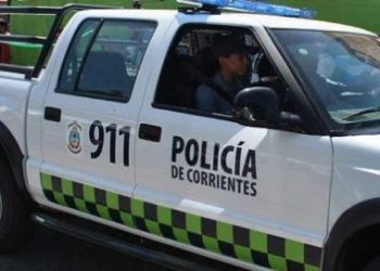 Encontró a su amante en el hall de su casa y la atacó a balazos