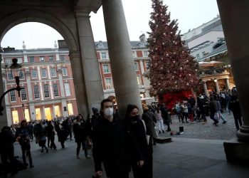 Europa no puede frenar a Ómicron y se prepara para nuevas restricciones antes de Año Nuevo