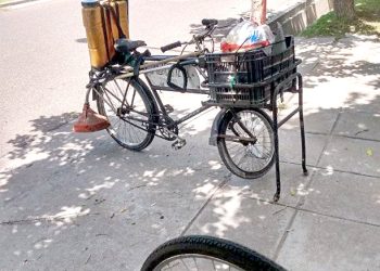 La encontró en la calle bajo el sol arrastrando su bici pinchada, se la reparó y no le cobró