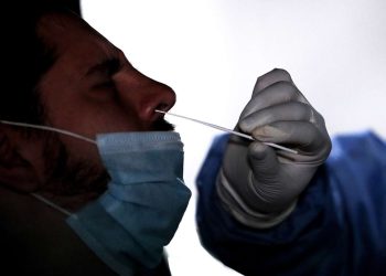 Los expertos advierten: si hay un caso positivo de COVID-19 en la fiestas, hay que aislarse y avisar