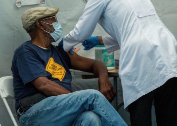 Nueva York impone el uso de mascarillas en espacios de interior públicos