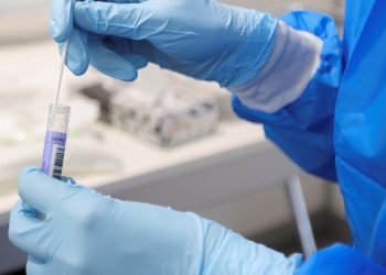 Ómicron: cuáles son los síntomas a tener en cuenta para la nueva variante del coronavirus que llegó a la Argentina